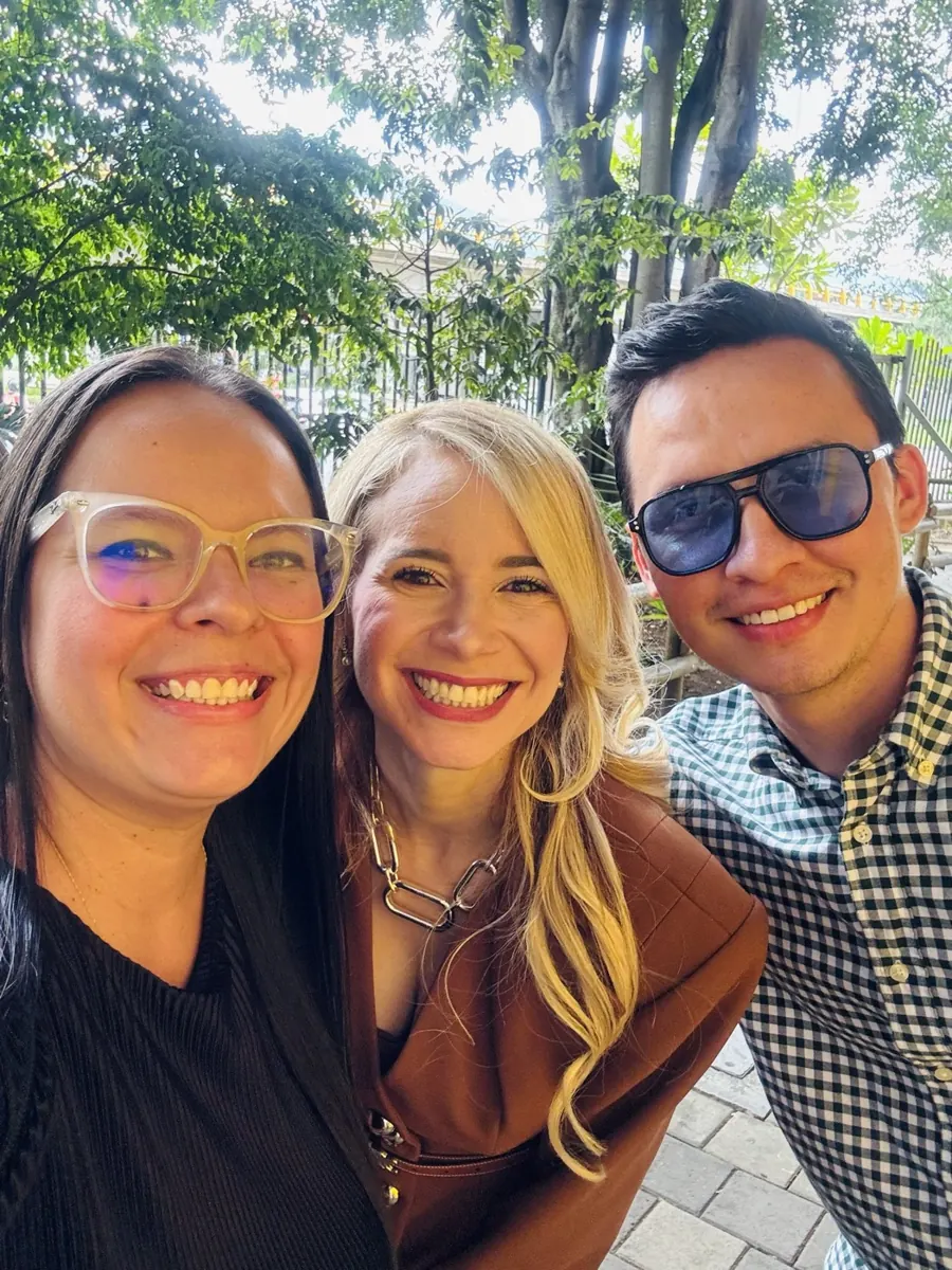 Iván Rodríguez y su esposa con Vilma Núñez en Feria Effix 2026, Medellín